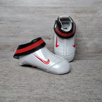 Nike babakocsiba való ezüstszürke kiscipő 19,5