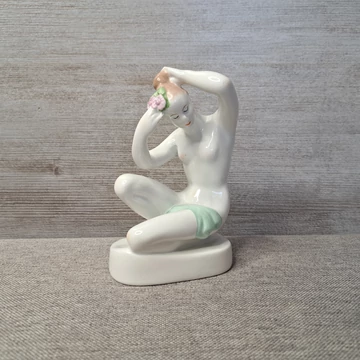 Aquincum Budapest porcelán női térdelő szobor