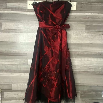 Organza jellegű bordó alkalmi ruha S