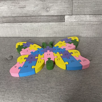 Kirakós tanuló pillangó számos és ábécé oldallal