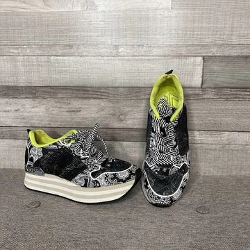 DKNY magastalpú edzőcipő 36