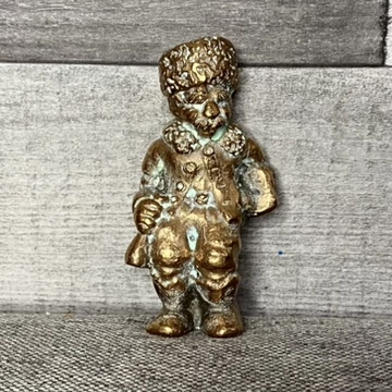 Réz idős úr baltával