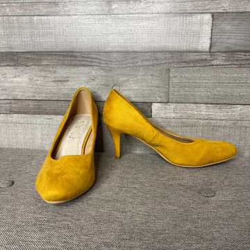 A.A mustársárga magassarkú cipő 37