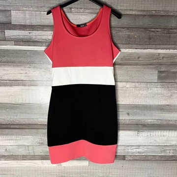 Quiz színes miniruha extravagáns hátrésszel 40