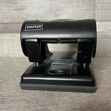 STAPLES lyukasztógép STAPLES lyukasztógép