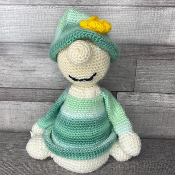 Horgolt kalapos kézműves manó