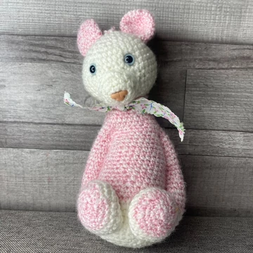 Horgolt rózsaszín csokornyakkendős kisegér