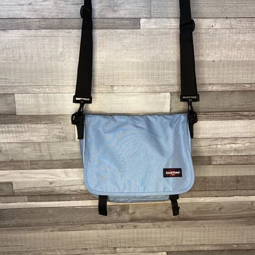 Eastpak világoskék csatos oldaltáska