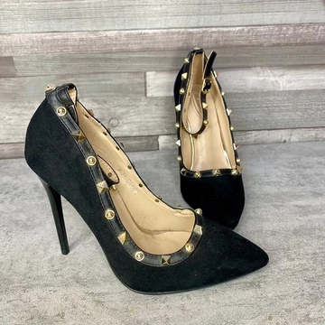 Mulanka fekete szegecses magassarkú cipő 37