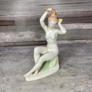 Aquincum Budapest fésülködő női akt porcelán szobor