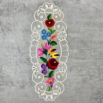 Népi motívumokkal díszített csipketerítő, Richelieu hímzéssel ovális asztalközép Népi motívumokkal díszített csipketerítő, Richelieu hímzéssel ovális asztalközép