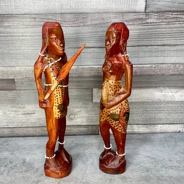 Afrikai faragott, kézzel festett szobor pár