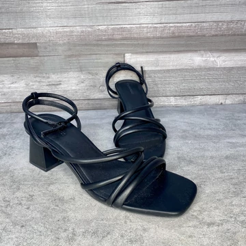 Stradivarius fekete magassarkú szandál 41