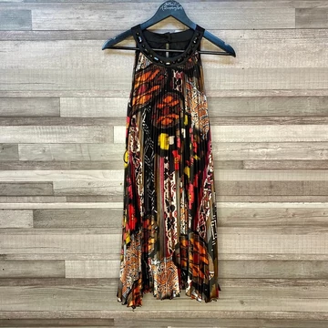 Pliszírozott mintás, díszes nyakú ruha 38