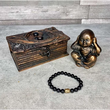 Buddha szobor fa dobozzal, karkötővel