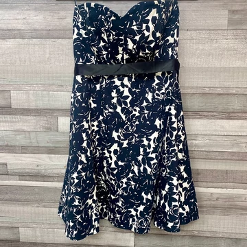 Fekete-fehér pántnéküli alkalmi ruha 44