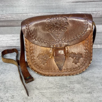 Régi retró bőr válltáska nyomott díszítéssel