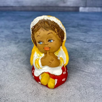 Kézműves kerámia népies lány figura