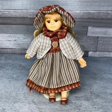 Retro szépruhás kislány dísz baba