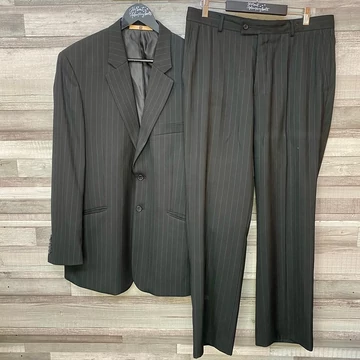 4 YOU fekete csíkos öltöny 50