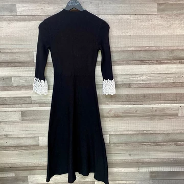 Fekete kötött ruha csipke díszítéssel S-M