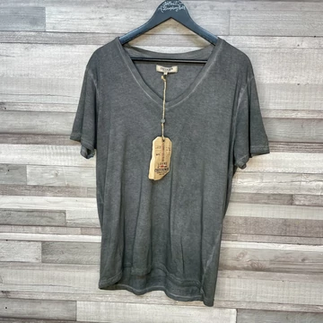 Manufactured by Chevignon Legend Label koptatott szürke V nyakú póló L