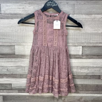 Next halványlila csipkés kislány ruha 98