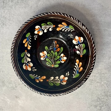 Sárospataki jellegű kézzel festett kerámia fali dísztányér