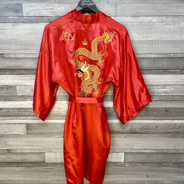 Golden Dragon piros kínai selyem szerű hímzett köntös