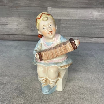 Német harmonikázó kislány porcelán figura