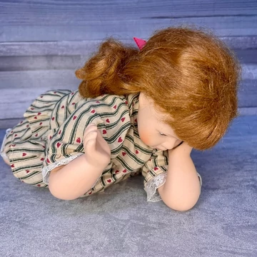 Hason fekvő, könyöklő, olvasó, játszó retro porcelánbaba Hason fekvő, könyöklő, olvasó, játszó retro porcelánbaba