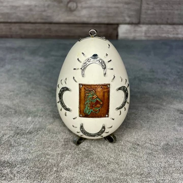 Egyedi patkolt tojás oroszlán mintával