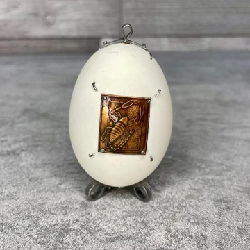 Egyedi patkolt tojás skorpió mintával