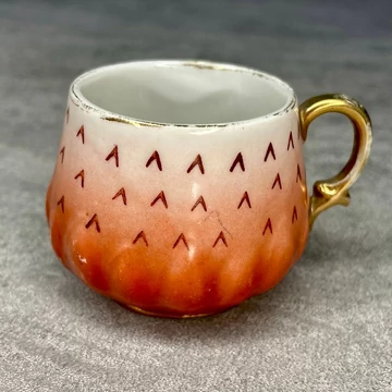 1980-as Zsolnay jellegű eper mintás porcelán aranyozott csésze