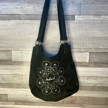 Budmil fekete szegecses válltáska