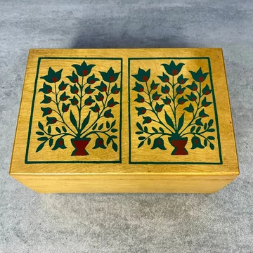 Népi virágmintás fa ládika