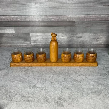 Népies faragott fa felespohártartó dísz poharakkal