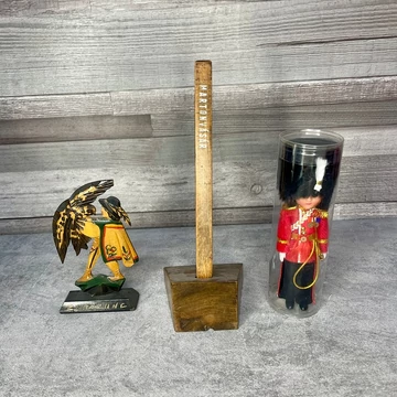 Martonvásár retro toll, tartóval; Zakopane fa figura; Brit őr férfias régiség csomag