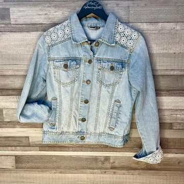 Csipkés, világos farmerdzseki S-M