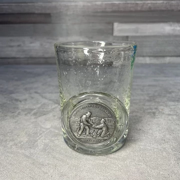 Modern ón díszítésű üvegpohár bányász emlék dísszel Glück auf!