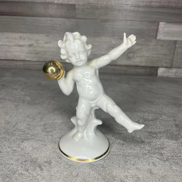 Német aranyozott diszkoszvető porcelán Puttó figura