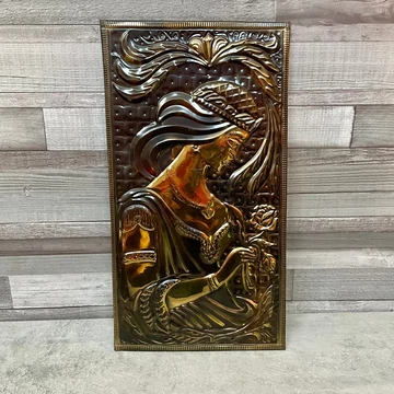 Fémlemezből készült női alakot ábrázoló dombormű kép