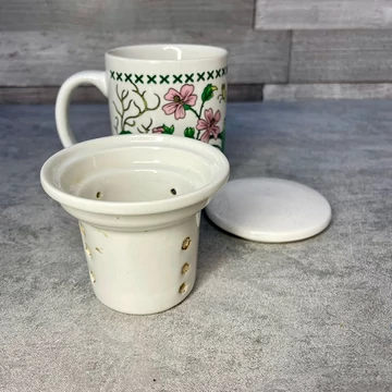 Virágmintás teás bögre kerámia szűrővel