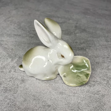 Zsolnay porcelán nyúl dísz káposztával