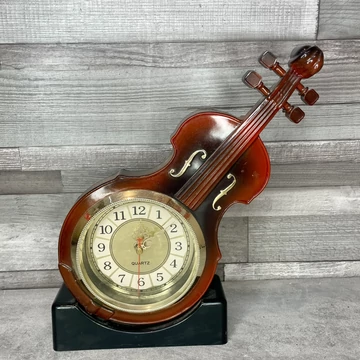 Hegedű alakú Quartz óra