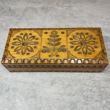 Régi retro fa népi doboz faragással, lemez díszítéssel