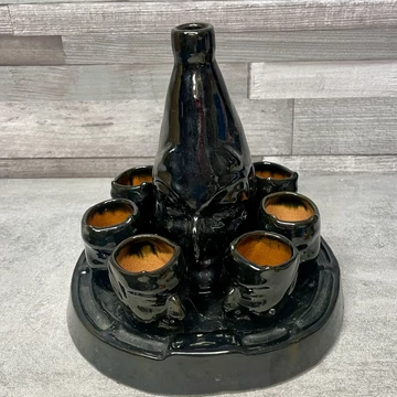 Budapesti kerámia krampusz feleses pohár, kulacs szett tálcával