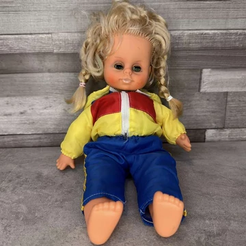 Retro szőke baba tréningruhában