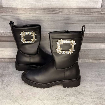 Fekete műbőr csizma arany-ezüst csattal 39