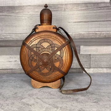 Régi faragott, fa kulacs/ butykos bőr szíjjal